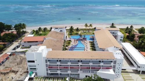 een luchtzicht op een hotel en het strand bij FLAT TAMANDARÉ MAUI 01 in Tamandaré