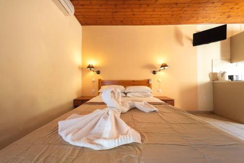 Postel nebo postele na pokoji v ubytování Mimosa Apartments with Pool