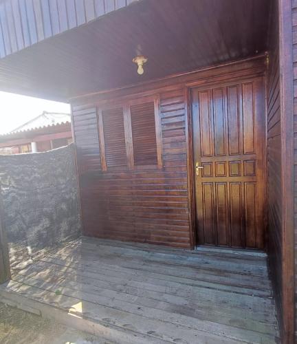 een houten deur aan de zijkant van een huis bij Cabaña El Mar in Barra del Chuy
