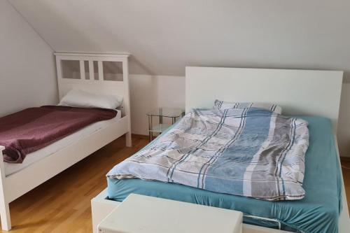 een kleine slaapkamer met een bed en een wit bedframe bij Balkon Wohnung mit Ausblick in Hemau