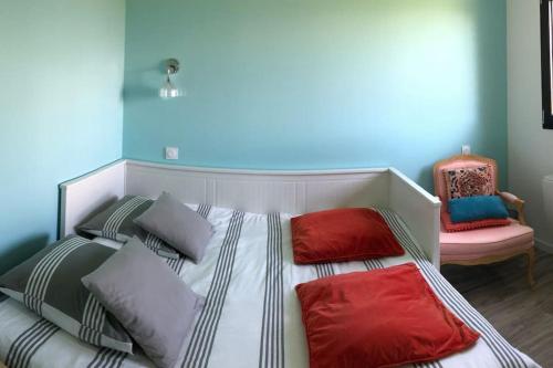 - un lit avec 4 oreillers dans l'établissement Villa aux portes de la presqu'ïle de Crozon, à Plomodiern