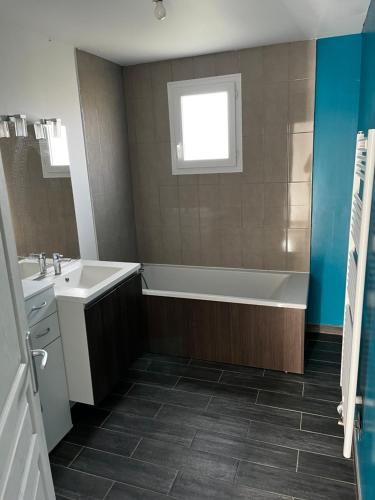 Um banheiro em Maison en travaux bientôt disponible