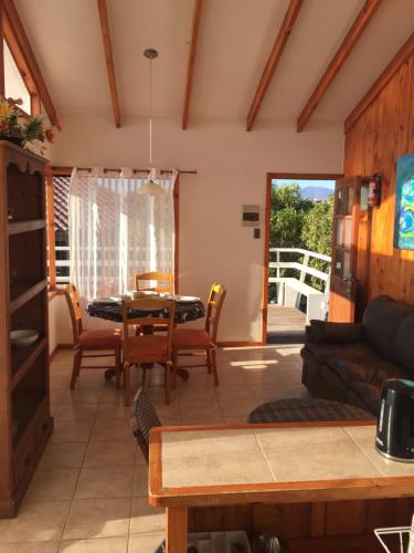 sala de estar con mesa y sofá en Cabañas & Camping Memoruz, en La Higuera