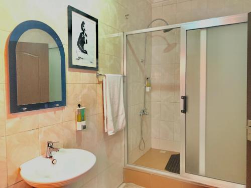 y baño con lavabo y ducha. en Royals 2 bedrooms Luxury en Accra