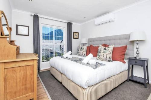sypialnia z dużym łóżkiem i oknem w obiekcie Cosy New Home in Claremont w Kapsztadzie