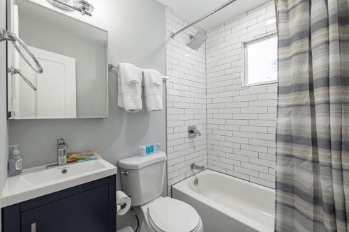 uma casa de banho com um WC, um lavatório e uma banheira em Modern LUX 3BR Updated Townhome w/ Parking em Washington