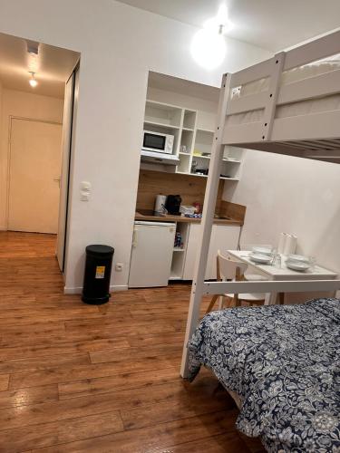Il comprend une chambre avec des lits superposés et une cuisine. dans l'établissement Studio à Disneyland Paris, à Montévrain