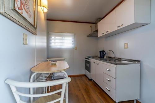 eine kleine Küche mit einem kleinen Tisch und einer Theke in der Unterkunft Casita Picaflor in Punta del Este