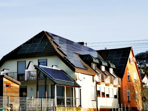 ein Haus mit Sonnenkollektoren auf dem Dach in der Unterkunft Landhaus Herdt in Lauda-Königshofen