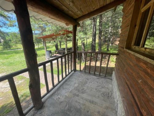 eine abgeschirmte Veranda einer Hütte mit Waldblick in der Unterkunft Tranquila Cabaña en la Sierra - Parque La Pirámide 