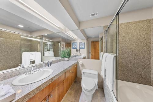 Ένα μπάνιο στο Palisades Tahoe Lodge Rentals Premium Studio Loft #313