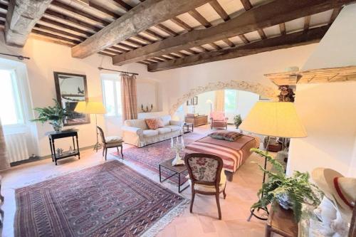 uma sala de estar com uma cama e um sofá em Adam House - Exc Pool em Marzolini