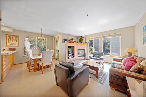 Posezení v ubytování Palisades Tahoe Lodge Rentals Two Bedroom #512