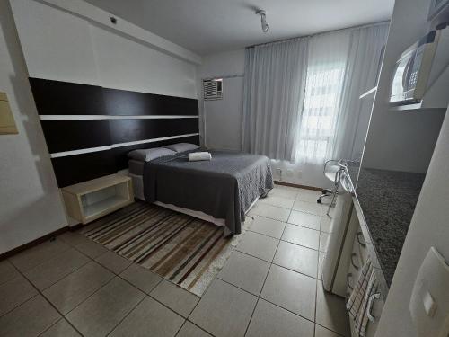 Un dormitorio pequeño con una cama y una ventana. en B1415 Flat próx a esplanada dos ministérios, en Brasilia