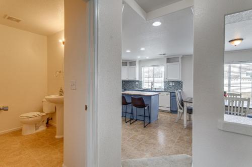 uma cozinha e sala de estar com um lavatório e um WC em Spacious Home with Patio Near Denver Airport em Aurora