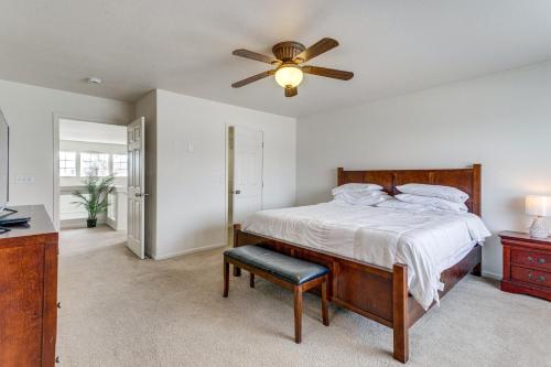 Schlafzimmer mit einem Bett und einem Deckenventilator in der Unterkunft Spacious Home with Patio Near Denver Airport in Aurora