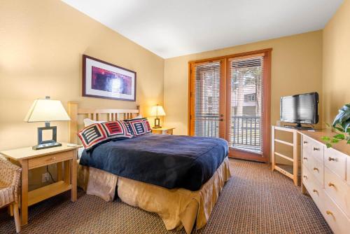 Giường trong phòng chung tại Palisades Tahoe Lodge Rentals Two Bedroom #716