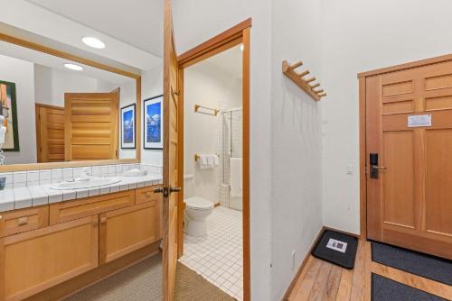 Ένα μπάνιο στο Palisades Tahoe Lodge Rentals Two Bedroom #800