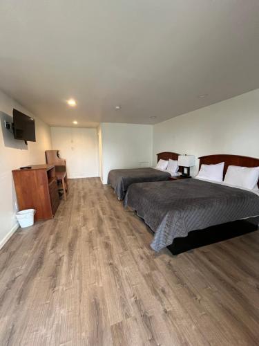 a hotel room with two beds and a television at Blue Note Motor Inn in Marietta