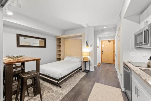 Dapur atau dapur kecil di Palisades Tahoe Lodge Rentals Premium Studio #227