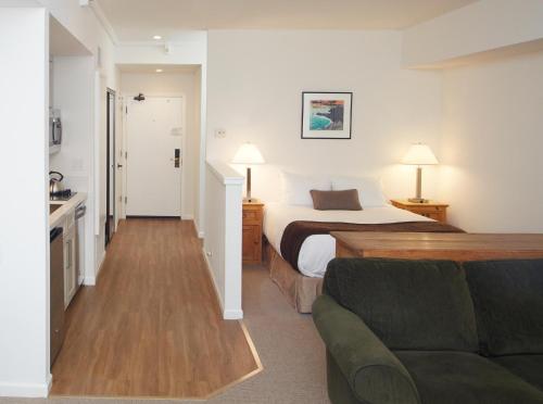 een hotelkamer met een bed en een bank bij Premium Studio #105 in Olympic Valley