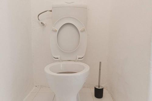 La salle de bains est pourvue de toilettes avec un siège. dans l'établissement Easystay 2BR Apt. near AKH- Perfect for Longstays, à Vienne
