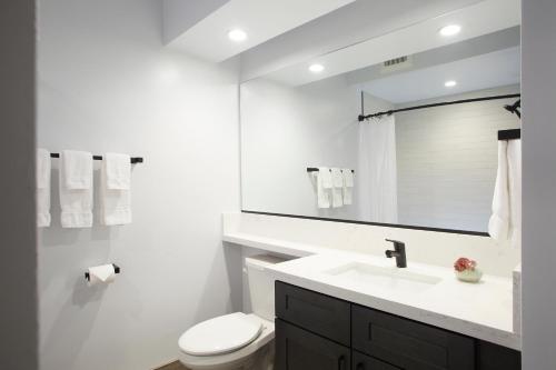 een witte badkamer met een wastafel en een toilet bij Premium Studio #105 in Olympic Valley