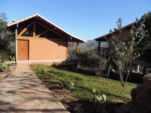 une maison avec une passerelle à côté d'un bâtiment dans l'établissement Villa do Sol, à Conceição da Ibitipoca