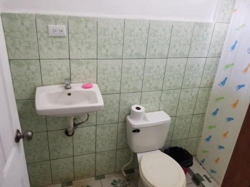 a bathroom with a toilet and a sink at Hostel Caballo Blanco in Moyogalpa