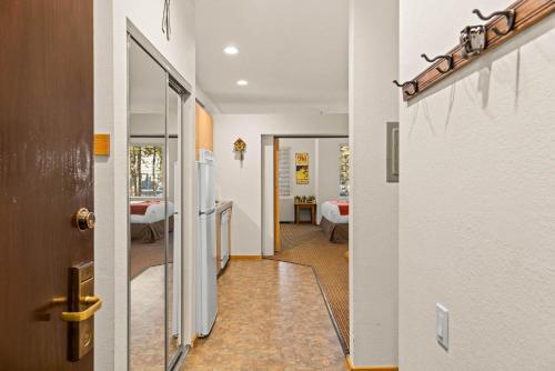 Palisades Tahoe Lodge Rentals Studio #144にあるベッド