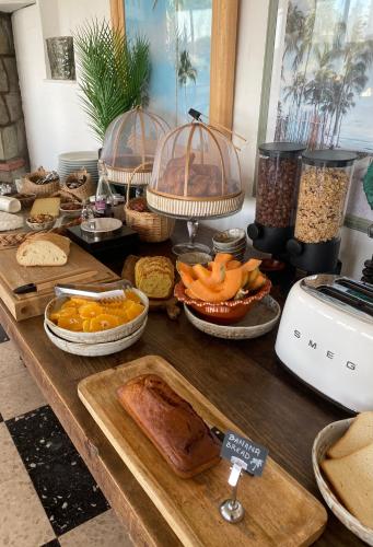 une table garnie de nombreux types d'aliments différents dans l'établissement Hotel Princesse D'Azur, à Sainte-Maxime