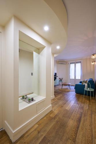 un salon avec un grand miroir au mur dans l'établissement Le Refuge Parisien, à Montrouge