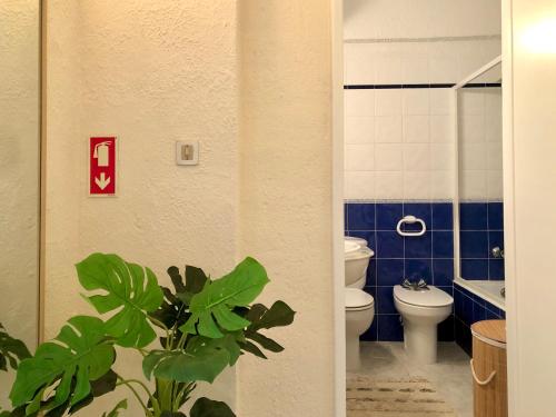 a bathroom with a toilet and a sink at Apartamento a 400 metros da praia Santa Cruz in Santa Cruz