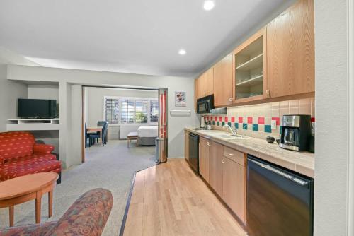 a room with a kitchen and a living room at Palisades Tahoe Lodge Rentals Studio #156 in Olympic Valley