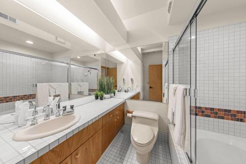 ein Badezimmer mit einem WC, einem Waschbecken und einer Badewanne in der Unterkunft Studio #112 in Olympic Valley