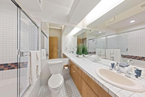 W łazience znajduje się toaleta, umywalka i lustro. w obiekcie Studio #111 w mieście Olympic Valley
