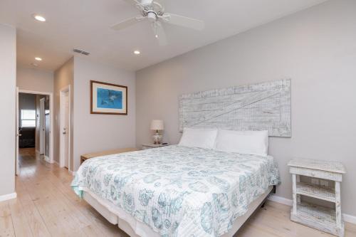 - une chambre avec un lit et un ventilateur de plafond dans l'établissement Fins and Feathers by AvantStay Waterfront Views, à Île Padre