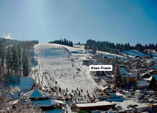 a group of people standing on a snow covered slope at Pensiunea "Casa Frasin" in Vatra Dornei
