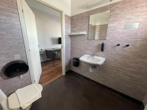 La salle de bains est pourvue d'un lavabo et d'un miroir. dans l'établissement Rasta Falköping, à Falköping