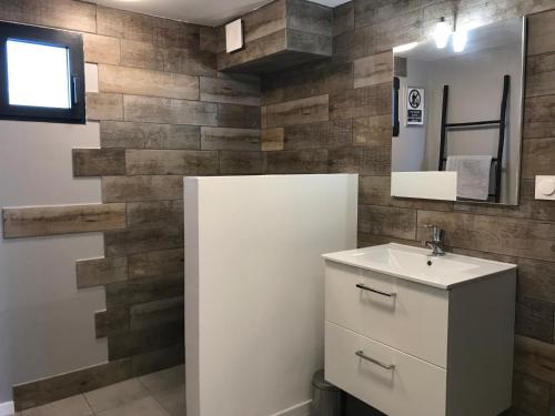 une salle de bain avec un lavabo et un miroir dans l'établissement Oustau Aix, à Aix-en-Provence