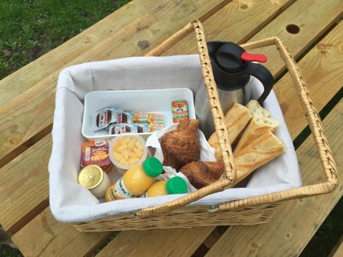 
a basket filled with lots of different types of food at B&B Le Danica in Dordives
