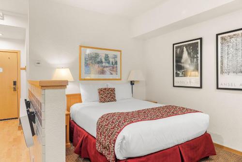 um quarto com uma cama grande num quarto de hotel em Studio #118 em Olympic Valley