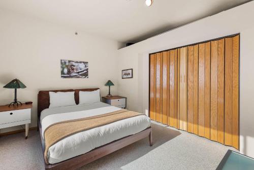 Ένα ή περισσότερα κρεβάτια σε δωμάτιο στο Palisades Tahoe Lodge Rentals Studio #147