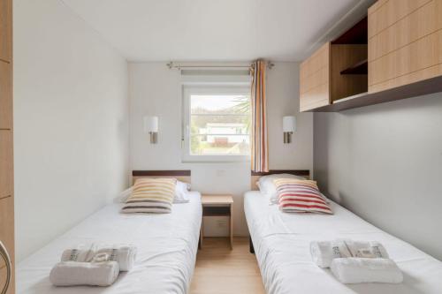מיטה או מיטות בחדר ב-Bois d'amour Mobil Home charmant