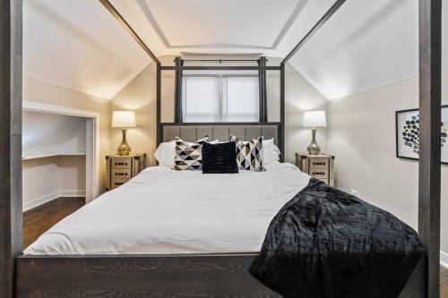 Katil atau katil-katil dalam bilik di Classic Charm with Modern Flair