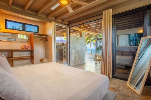Katil atau katil-katil dalam bilik di Entire Palmar Stunning 4 BR Oceanfront Townhome amazing views