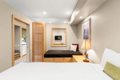 ein Schlafzimmer mit einem Bett und einem TV. in der Unterkunft Studio #211 in Olympic Valley