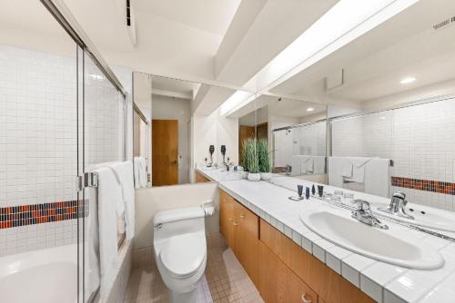 ein Badezimmer mit zwei Waschbecken, einem WC und einem Spiegel in der Unterkunft Studio #211 in Olympic Valley