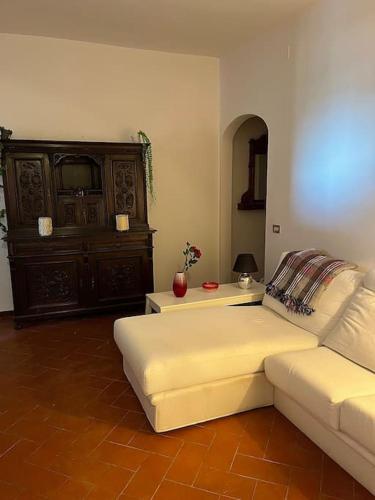- un salon avec un canapé blanc et une table dans l'établissement Appartamento Ilesis, à San Casciano in Val di Pesa