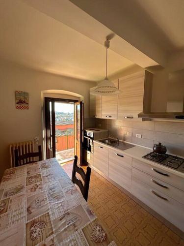 een keuken met een tafel en een aanrecht bij Appartamento Ilesis in San Casciano in Val di Pesa